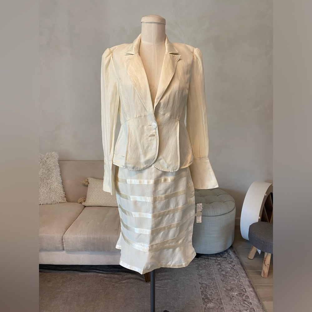 CHIC WHITE IVORY LINEN AND SILK SKIRT SUIT FLARE CUFF